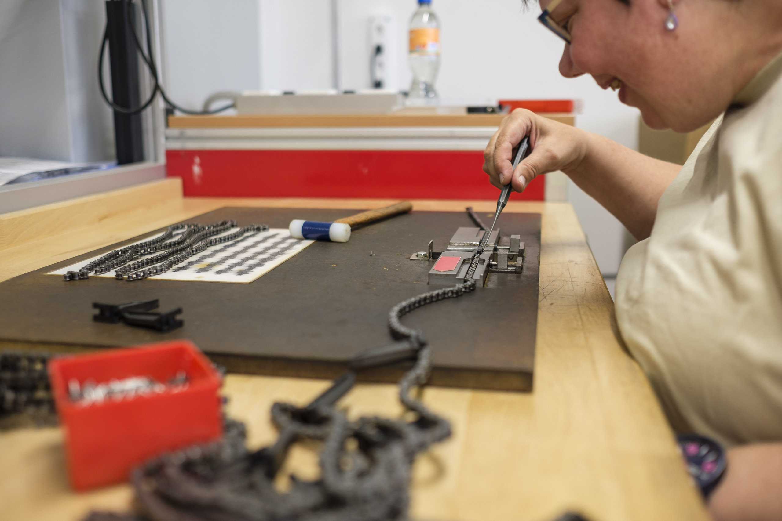 Heimarbeit: Montage von Kleinteilen, Schweiz